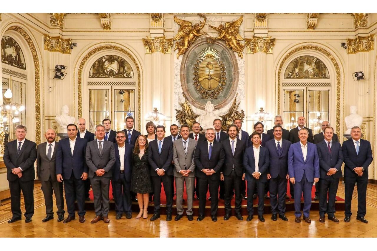 El Presidente y los gobernadores, en el anuncio de las capitales alternas.