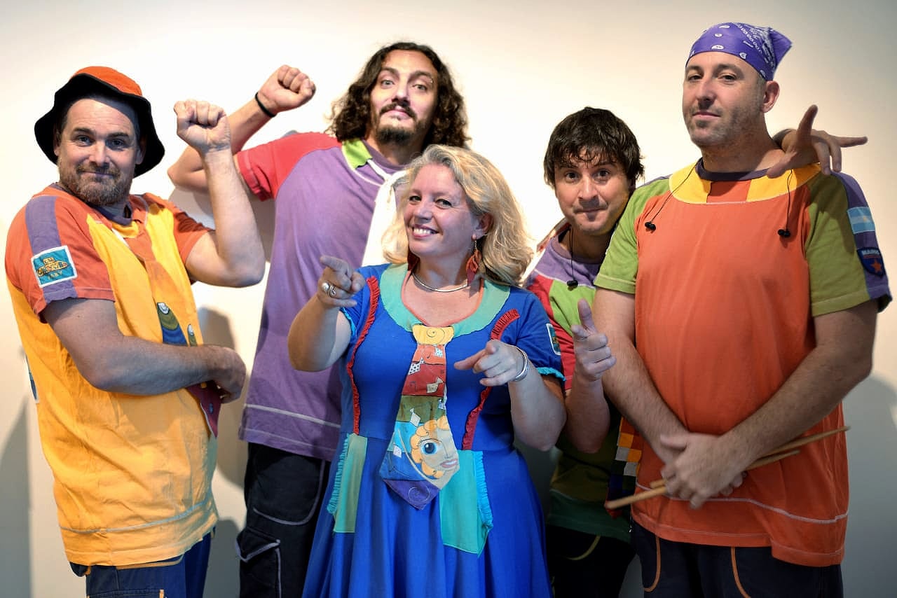 En sus shows despliegan una cantidad de instrumentos muchas veces desconocidos también para los adultos.