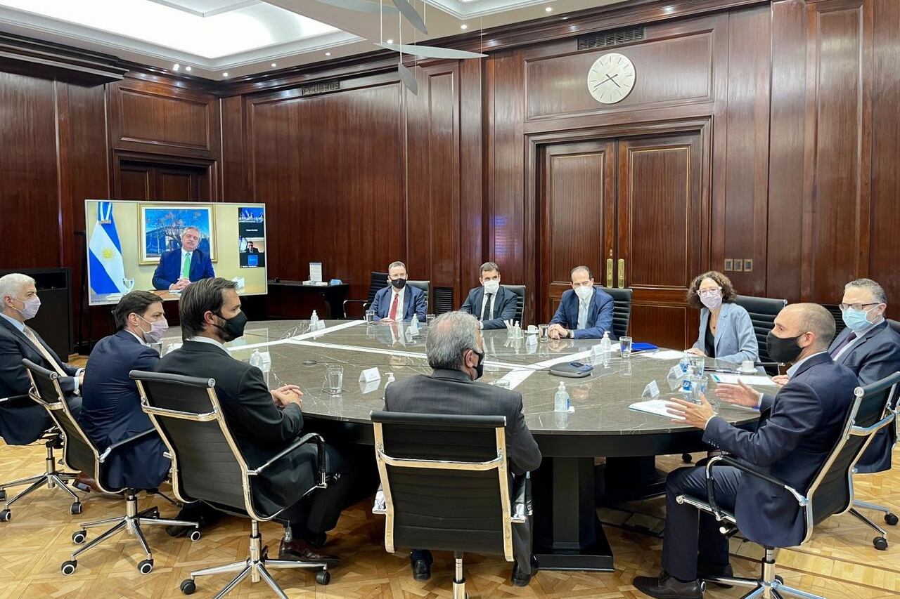 Guzmán, Kulfas y Todesca con CEOs automotrices y petroleros. El presidente, en teleconferencia.