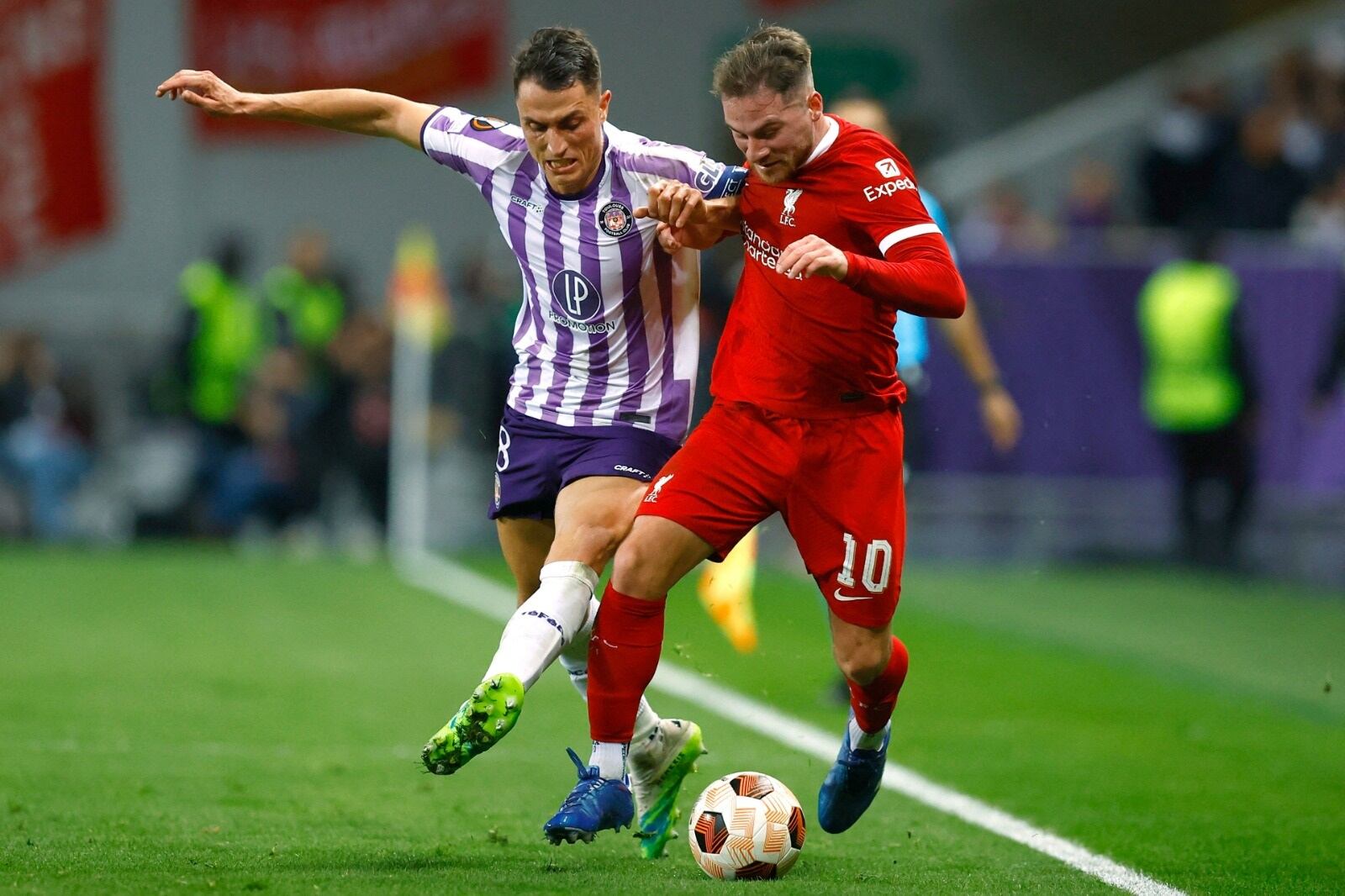 Mac Allister disputa con Sierro en la caída de Liverpool en Francia