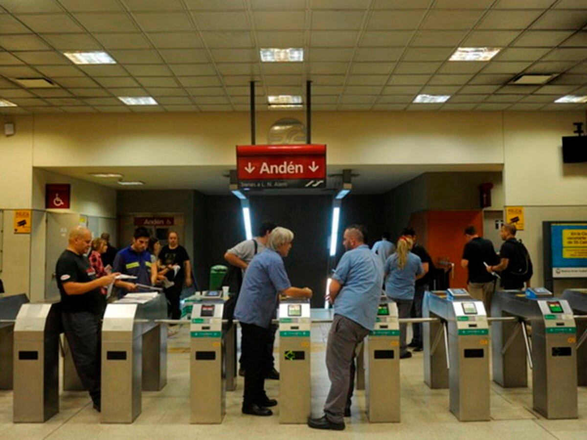 En protesta a la contratación de tercerizados, los trabajadores del subte B levantaron los molinetes en la estación Juan Manuel de Rosas.