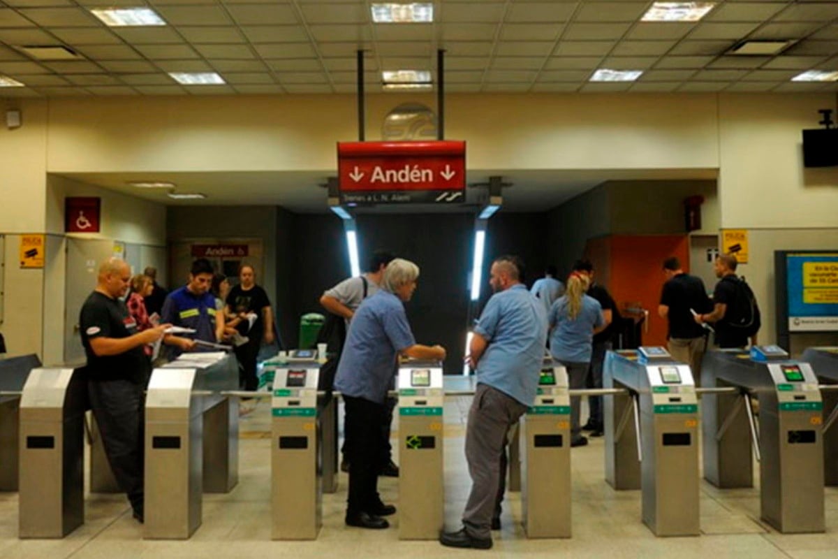 En protesta a la contratación de tercerizados, los trabajadores del subte B levantaron los molinetes en la estación Juan Manuel de Rosas.