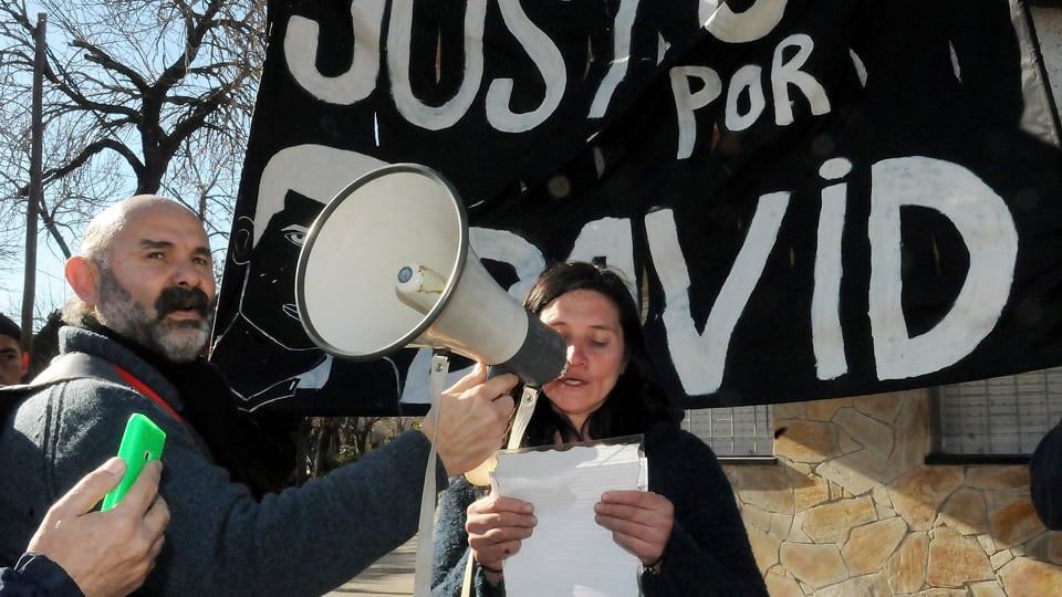 El abogado Olivares y la madre de Moreira, hoy radicada en Uruguay.