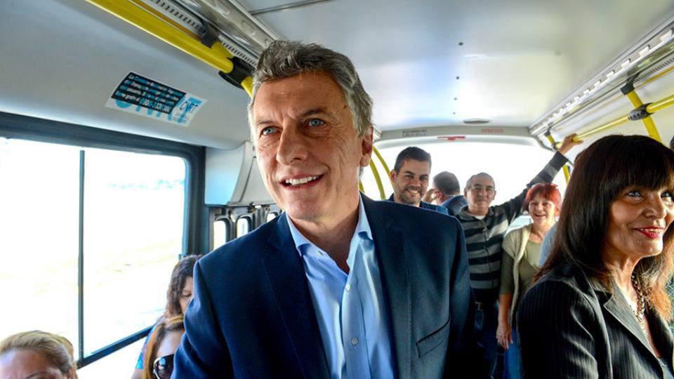 El colectivo repleto de extras que recorrió una cuadra es uno de los ejemplos de montajes.