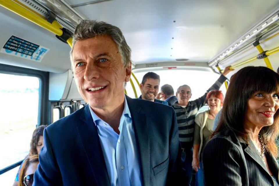 El colectivo repleto de extras que recorrió una cuadra es uno de los ejemplos de montajes.