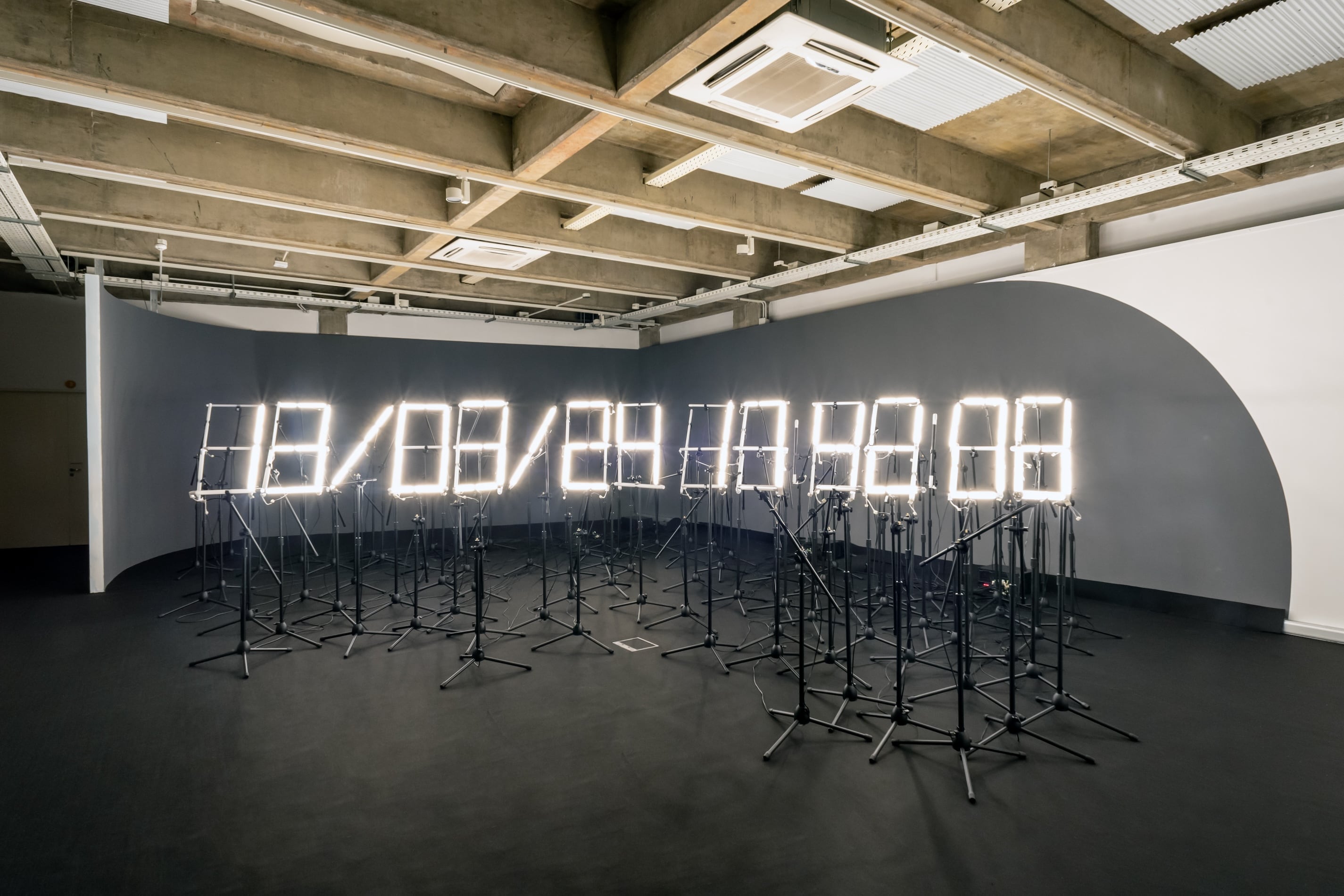 Vista de "Temporal", instalación de Augusto Zanela. Abajo: Otra vista de la obra de Zanella. (Fotos: Gentileza del artista).