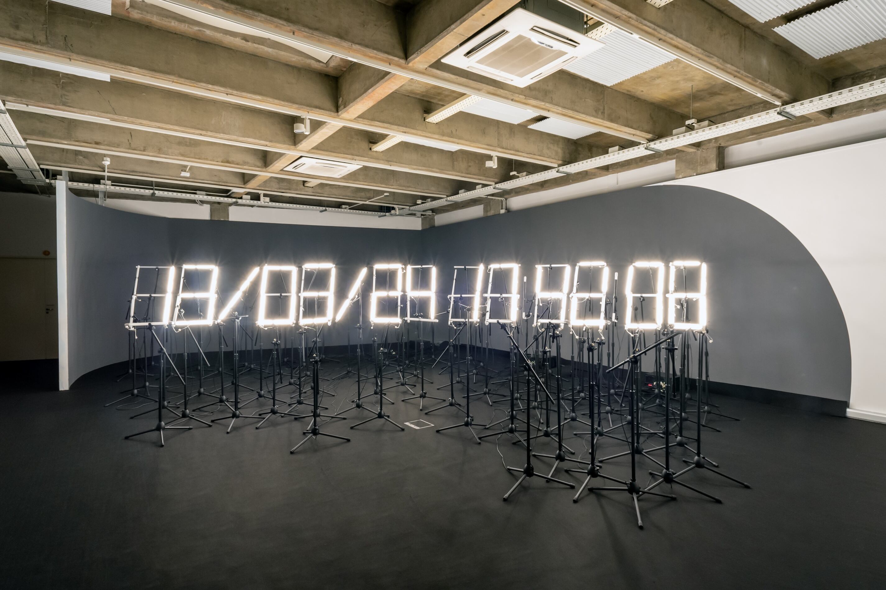 Vista de "Temporal", instalación de Augusto Zanela. Abajo: Otra vista de la obra de Zanella. (Fotos: Gentileza del artista).