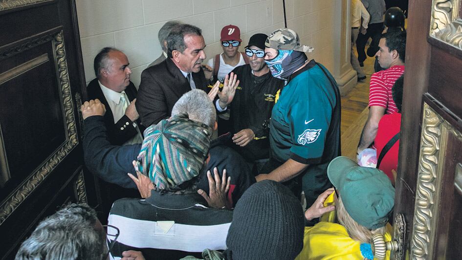 Discusiones y peleas entre chavistas y opositores en la puerta de la Asamblea.