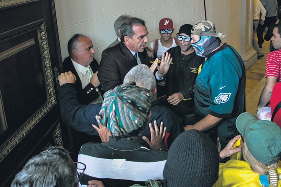 Discusiones y peleas entre chavistas y opositores en la puerta de la Asamblea.