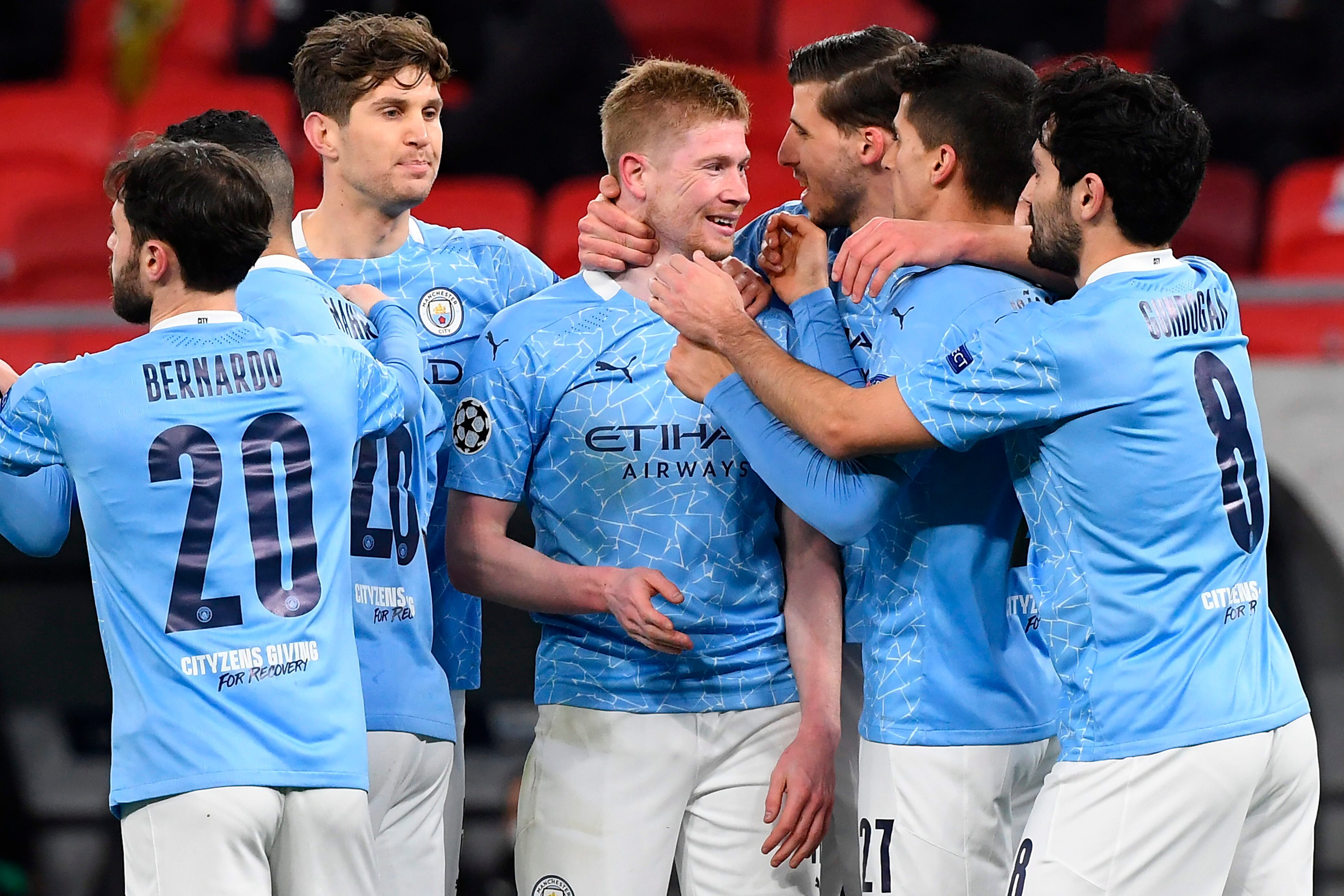 El City celebra a De Bruyne, autor de un golazo que puso el 1-0.