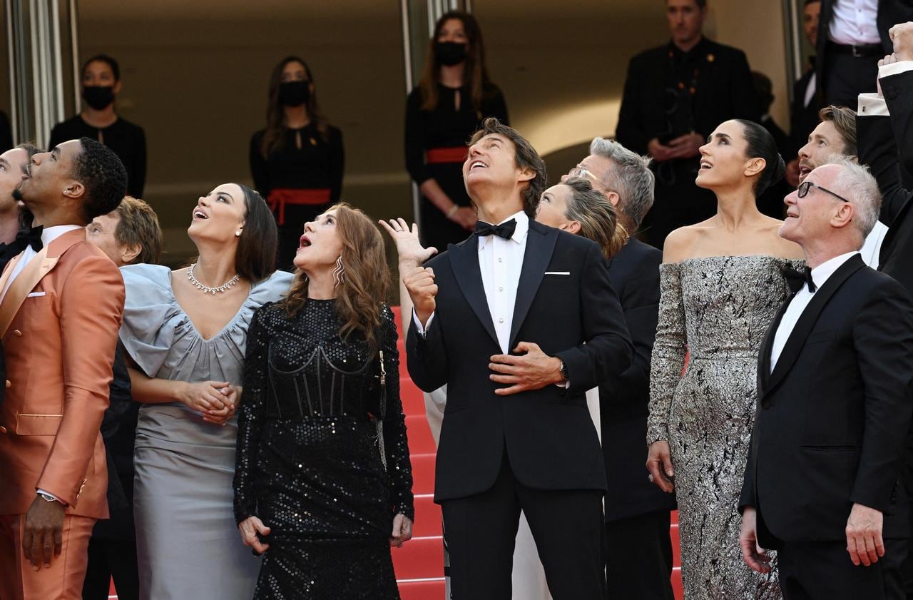 Tom Cruise y el equipo de "Top Gun: Maverick" deslumbrados por la recepción aérea de Cannes. 