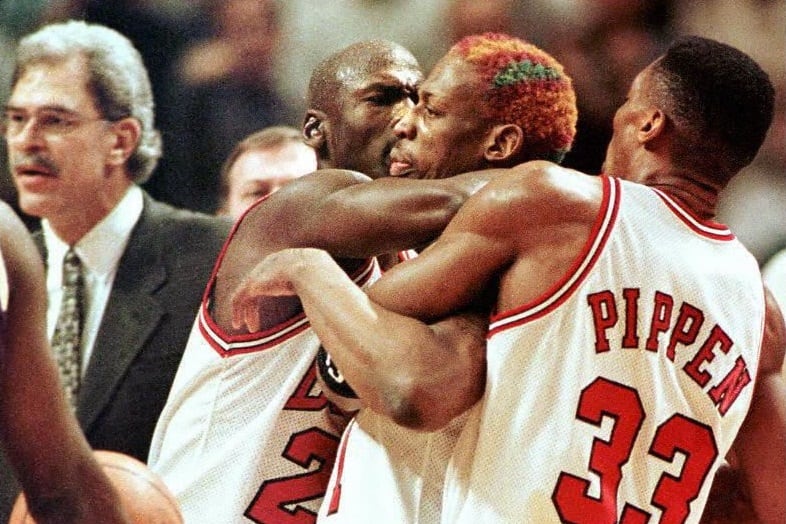 Jordan y Pippen "controlan" un exabrupto de Rodman durante un partido de los Bulls.