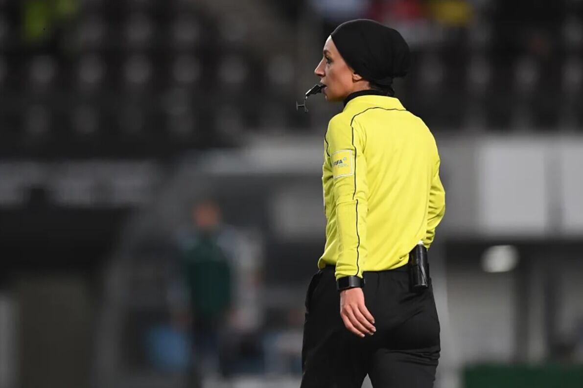 Mahsa Ghorbani iba a ser la primera mujer iraní en arbitrar un partido de primera.