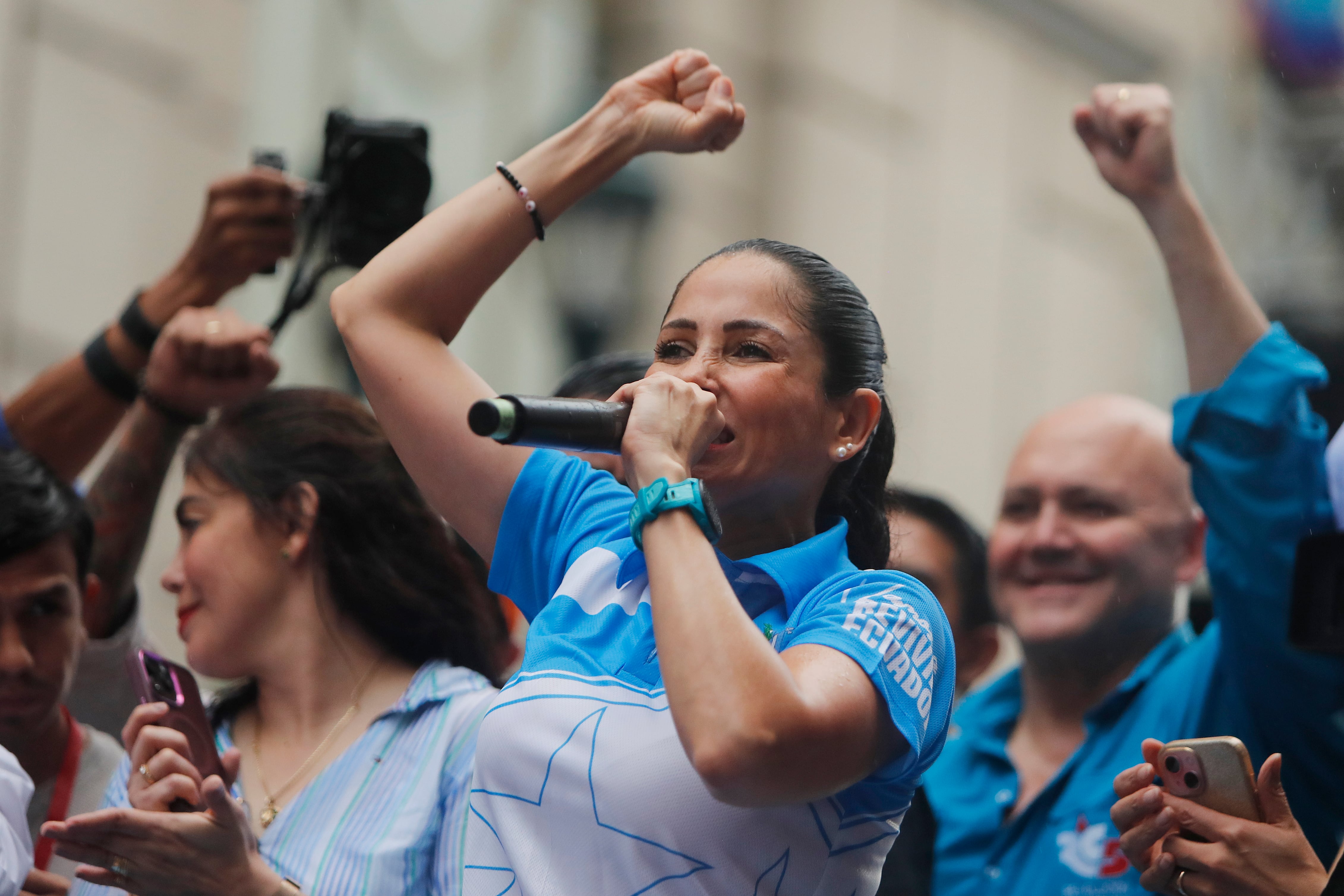Luisa González habla durante el cierre de su campaña en Guayaquil.