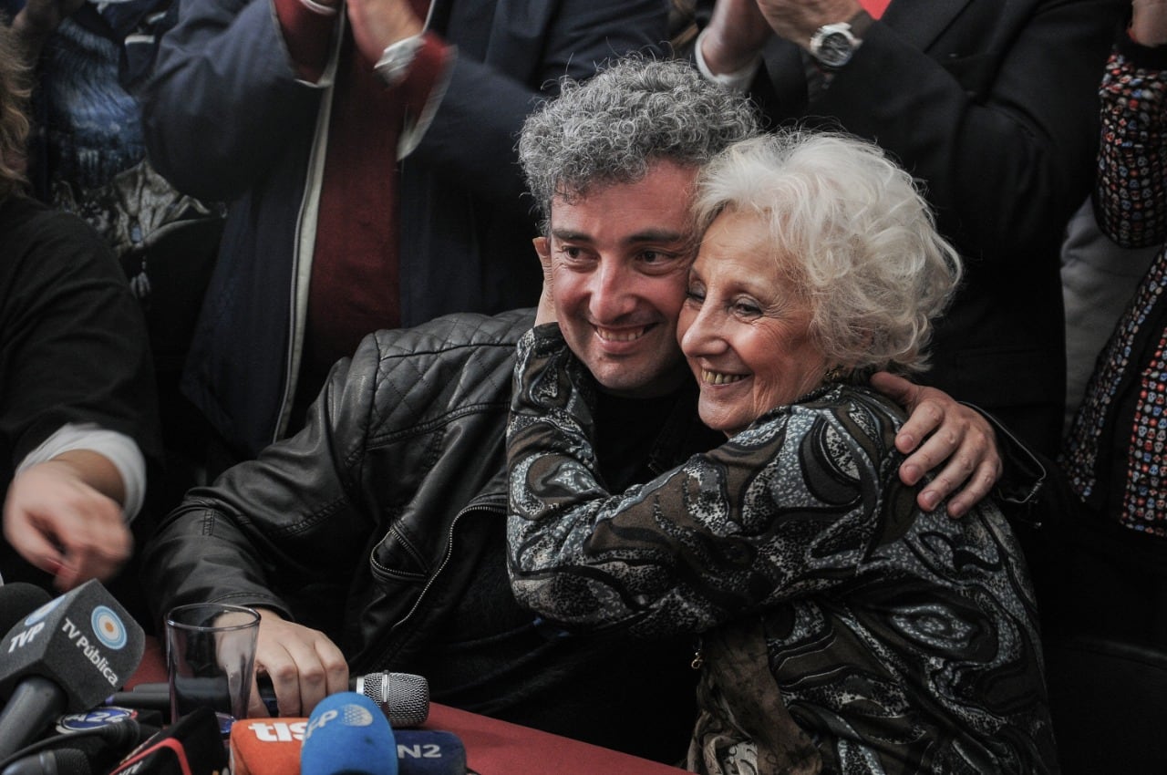 Ignacio Montoya, Estela Carlotto y el abrazo guardado.