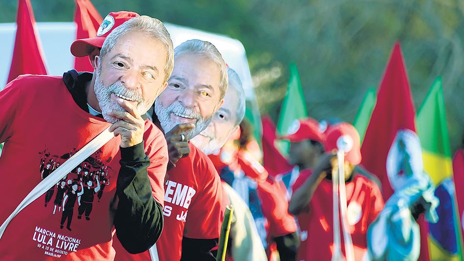 Máscaras de Lula en la marcha del MST anoche cerca de Brasilia.