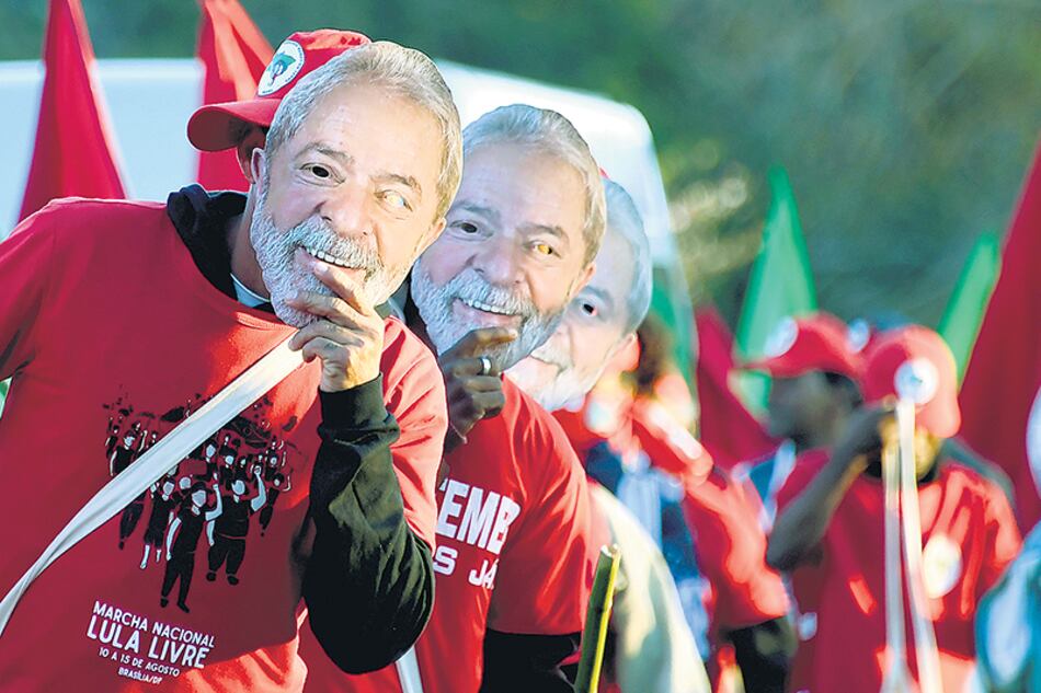 Máscaras de Lula en la marcha del MST anoche cerca de Brasilia.