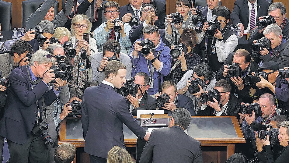 Zuckerberg fue recibido por decenas de fotógrafos en Washington para comparecer ante el Senado.