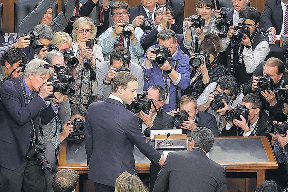 Zuckerberg fue recibido por decenas de fotógrafos en Washington para comparecer ante el Senado.