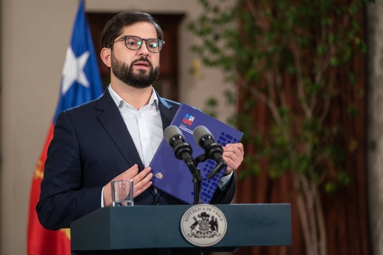 El presidente de Chile, Gabriel Boric, con el texto de la nueva Constitución que se llevará a plebiscito / Twitter de Presidencia de Chile