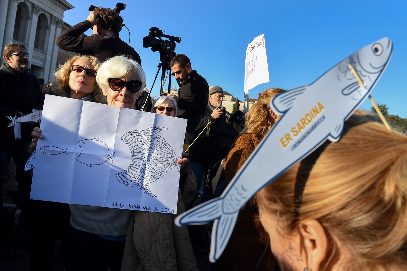 Manifestantes antifascistas despliegan sus dibujos de sardinas en el centro de Roma.
