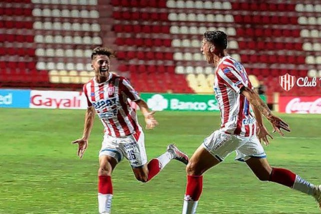 González grita con el alma el 2-0 para el Tatengue.
