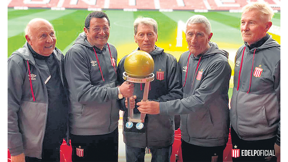 Los representantes de Estudiantes que viajaron a Manchester el mes pasado para ser homenajeados.