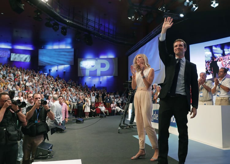 Pablo Casado celebra su triunfo en el Congreso de los conservadores.