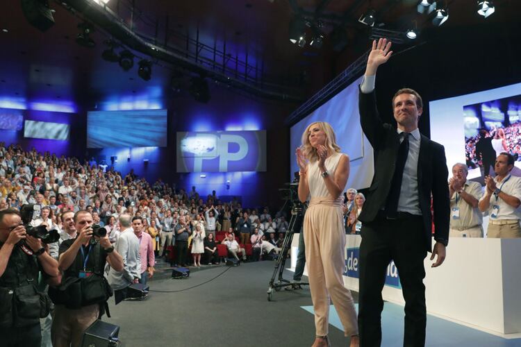 Pablo Casado celebra su triunfo en el Congreso de los conservadores.