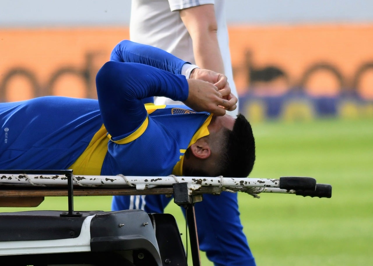 Marcos Rojo salió de la cancha llorando y en camilla tras la lesión