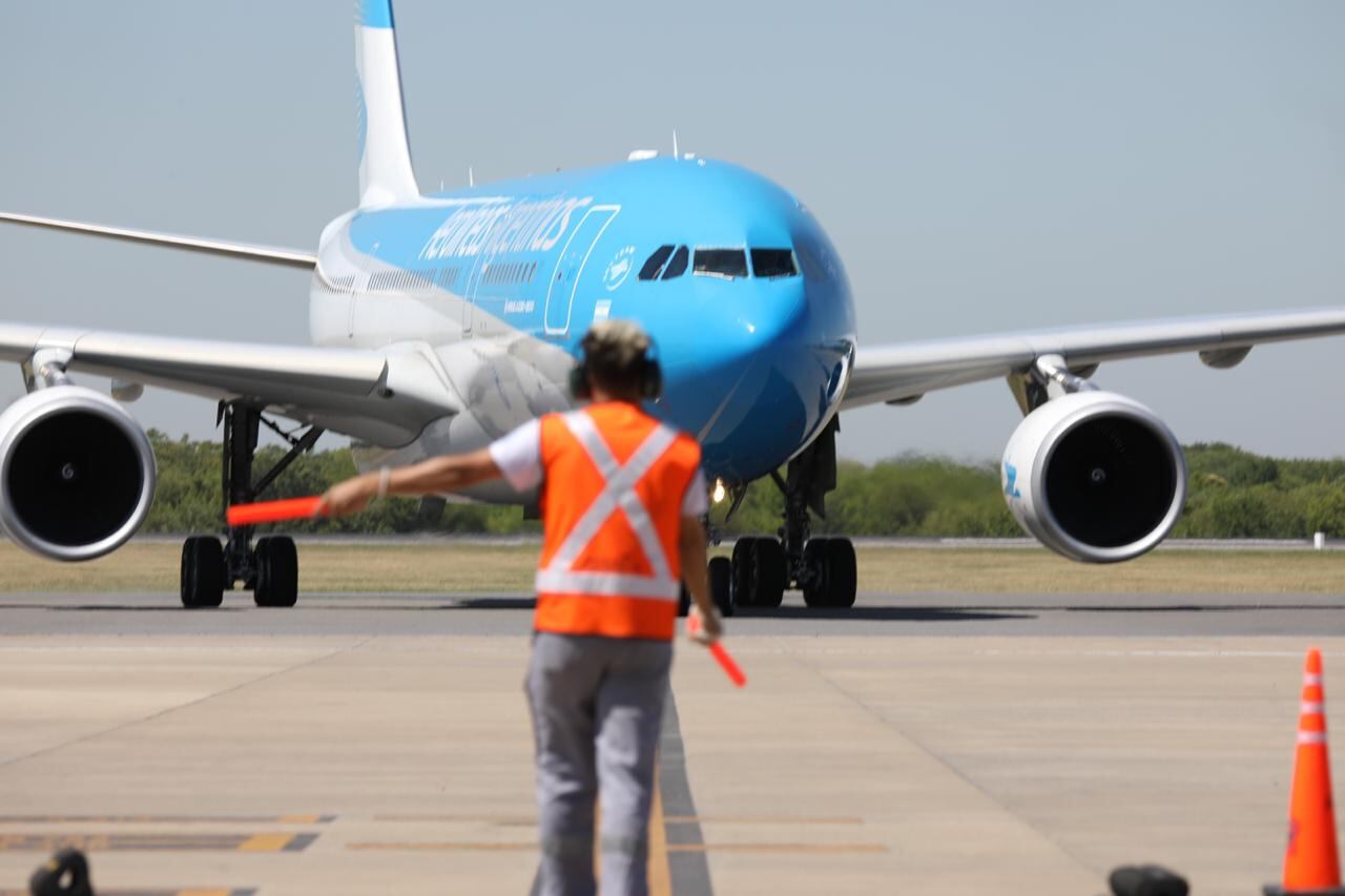 Las primeras 300 mil dosis de la vacuna Sputnik V llegaron al país en un vuelo de Aerolíneas Argentinas proveniente de Rusia y comenzarán a ser distribuidas en todo el país.