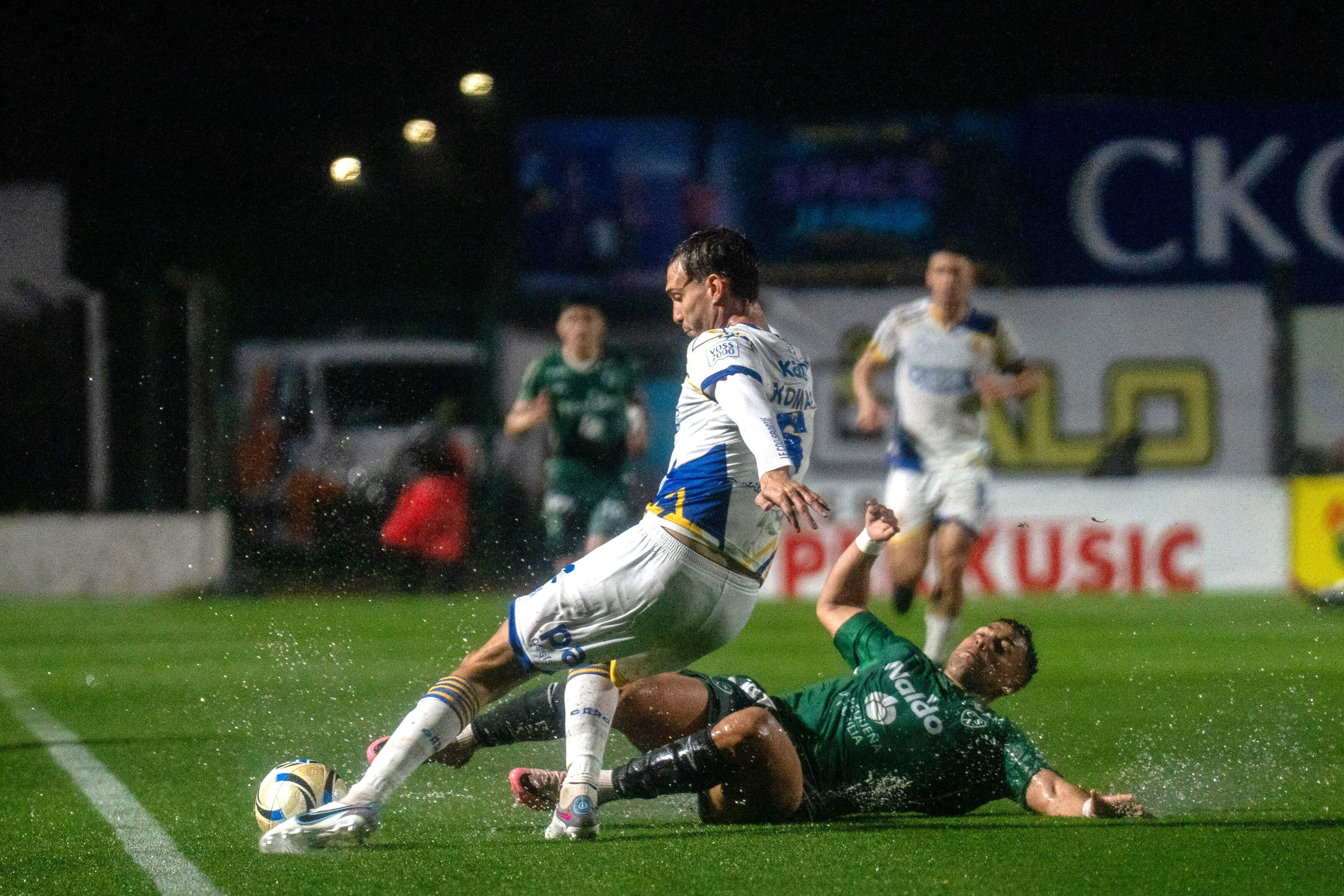Komar intenta jugar, la cancha de Sarmiento ya estaba imposible.