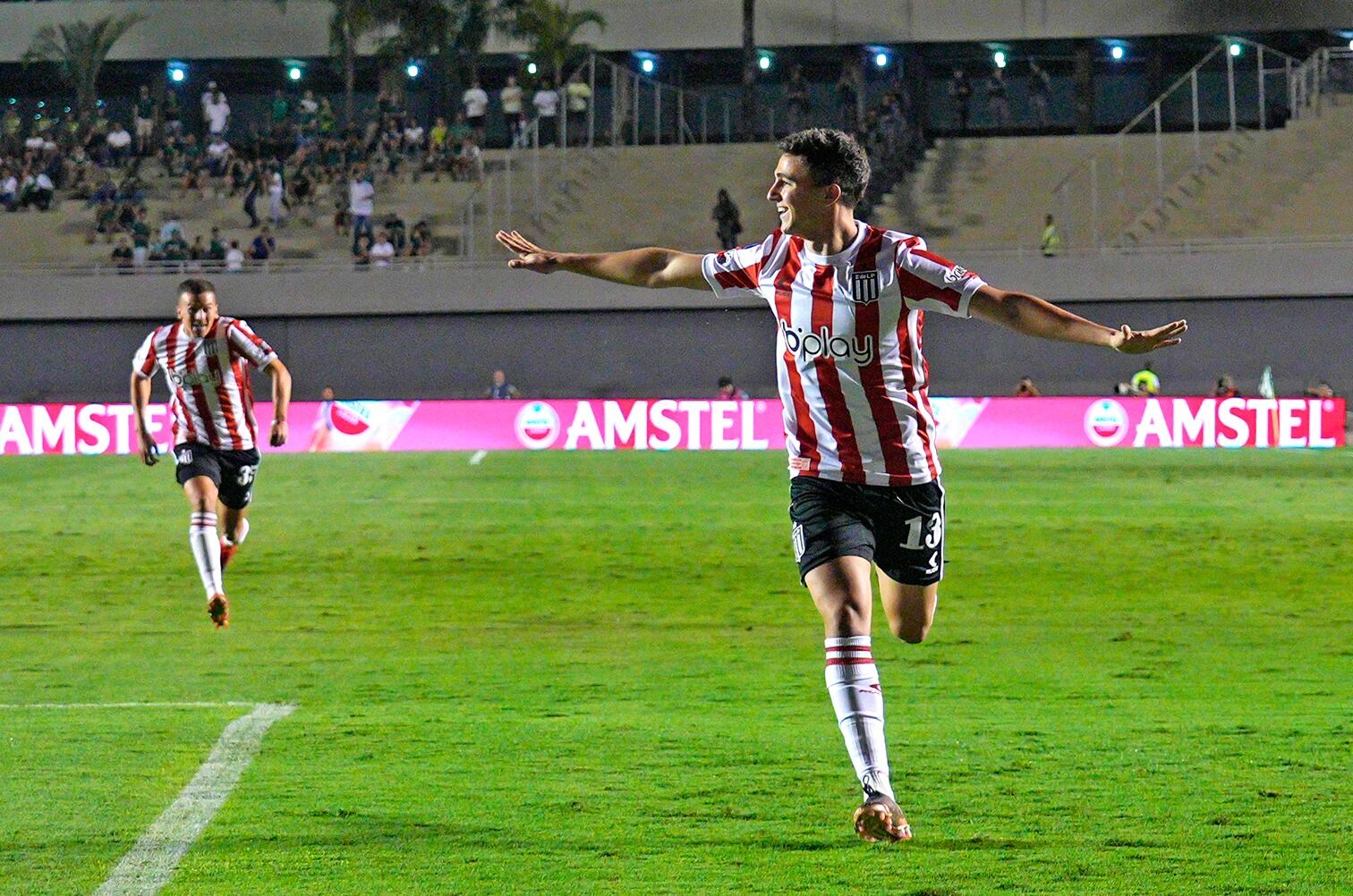 Gastón Benedetti festeja el primer gol