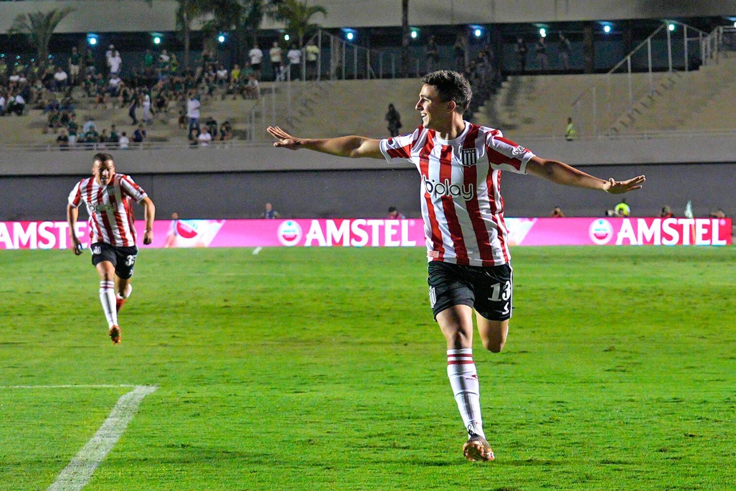 Gastón Benedetti festeja el primer gol