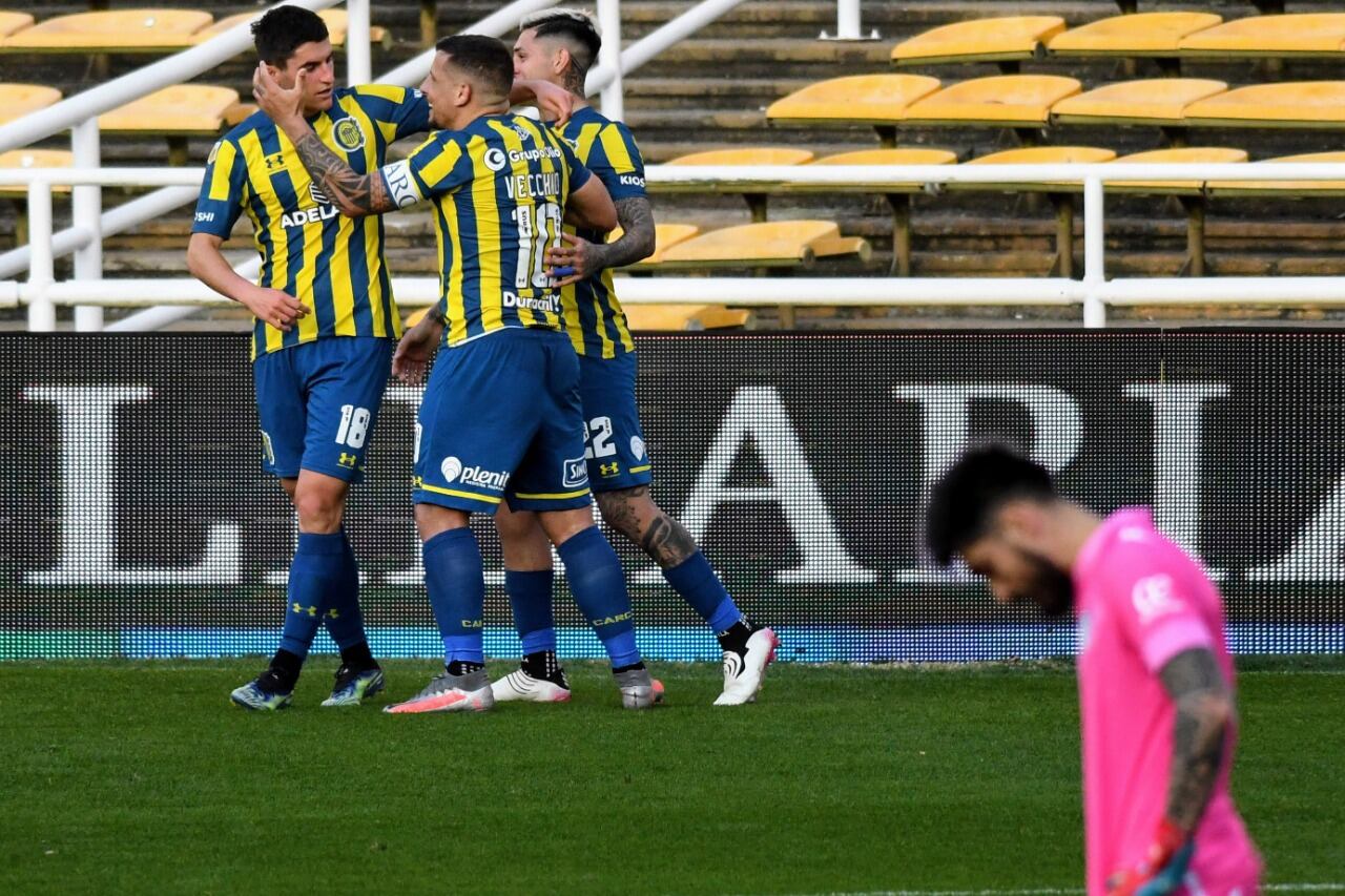 Vecchio saluda a sus compañeros luego de convertir el gol
