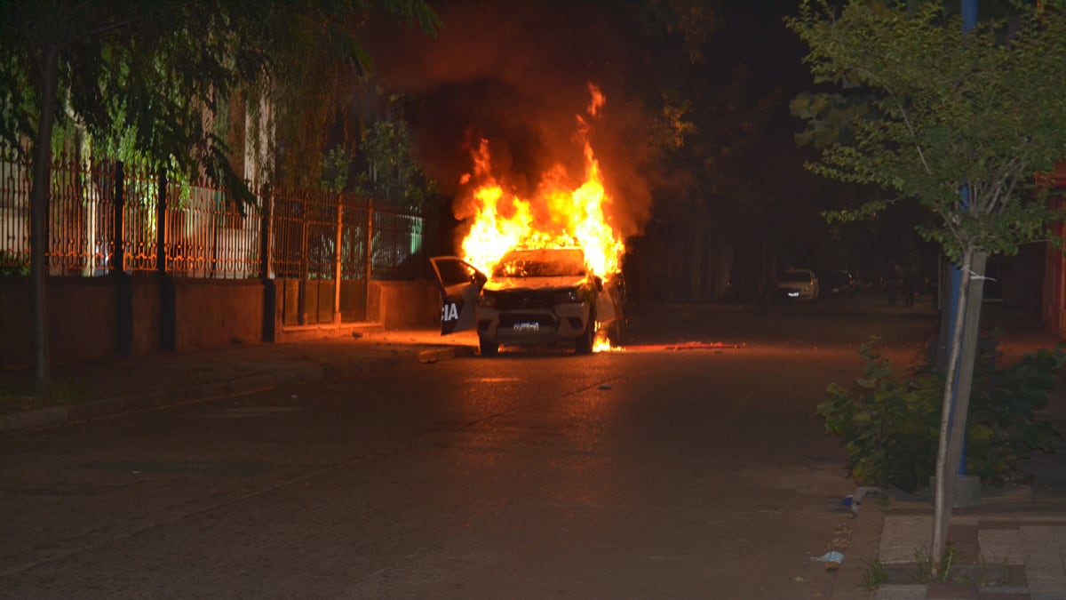 Los incidentes del lunes por la noche, contra la desidia policial, derivaron en la intervención de la comisaría de Rojas,