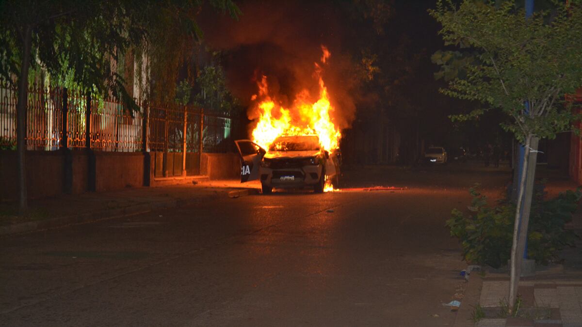 Los incidentes del lunes por la noche, contra la desidia policial, derivaron en la intervención de la comisaría de Rojas,