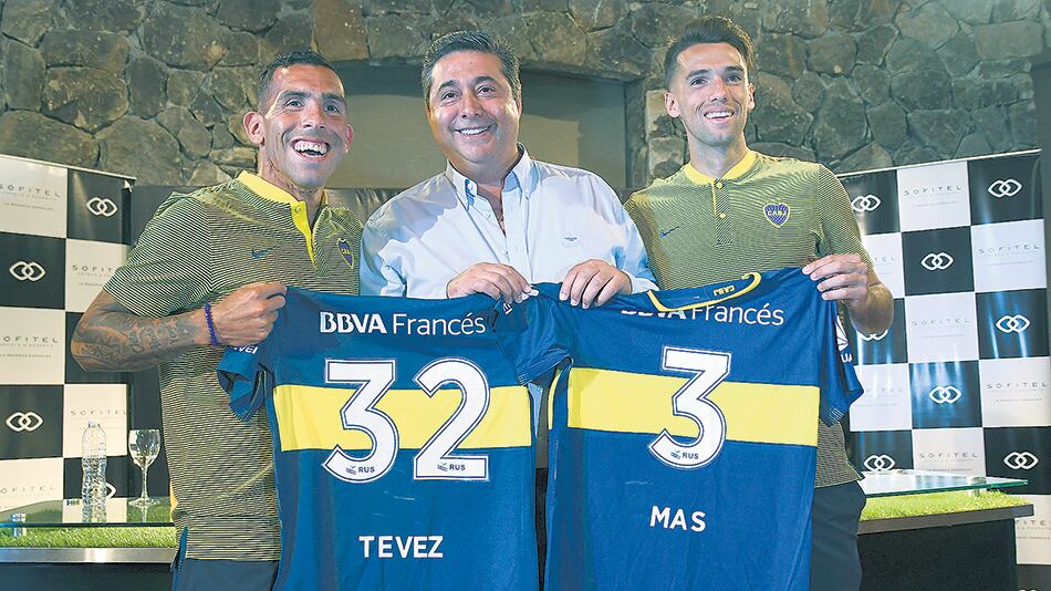 Tevez y Mas fueron presentados por el presidente de Boca, Daniel Angelici.