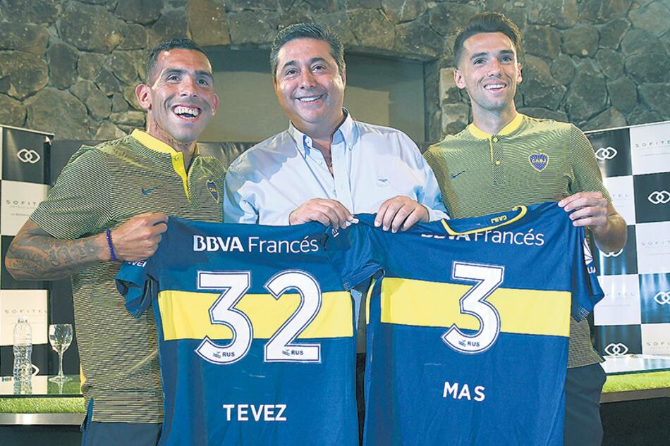 Tevez y Mas fueron presentados por el presidente de Boca, Daniel Angelici.