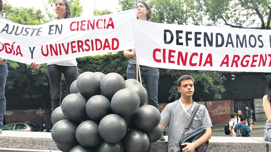 La decisión de frenar el ingreso al Conicet de 500 becarios es una muestra del ajuste presupuestario.