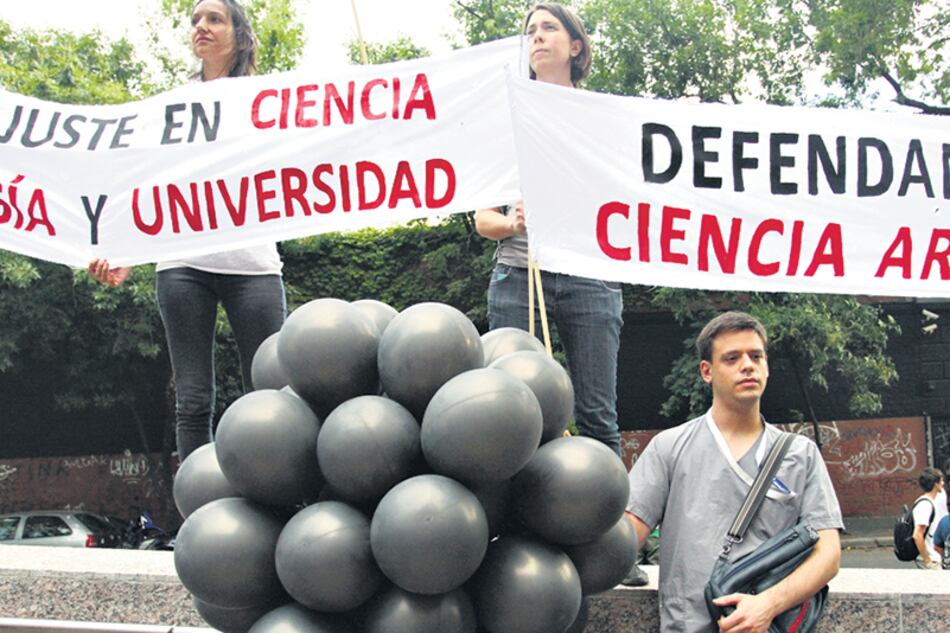 La decisión de frenar el ingreso al Conicet de 500 becarios es una muestra del ajuste presupuestario.