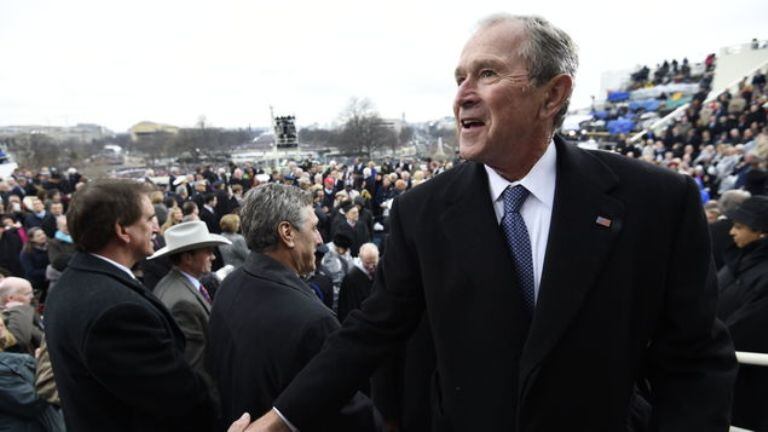 Bush, el día de la asunción de Trump. Ahora lo ataca sin nombrarlo.