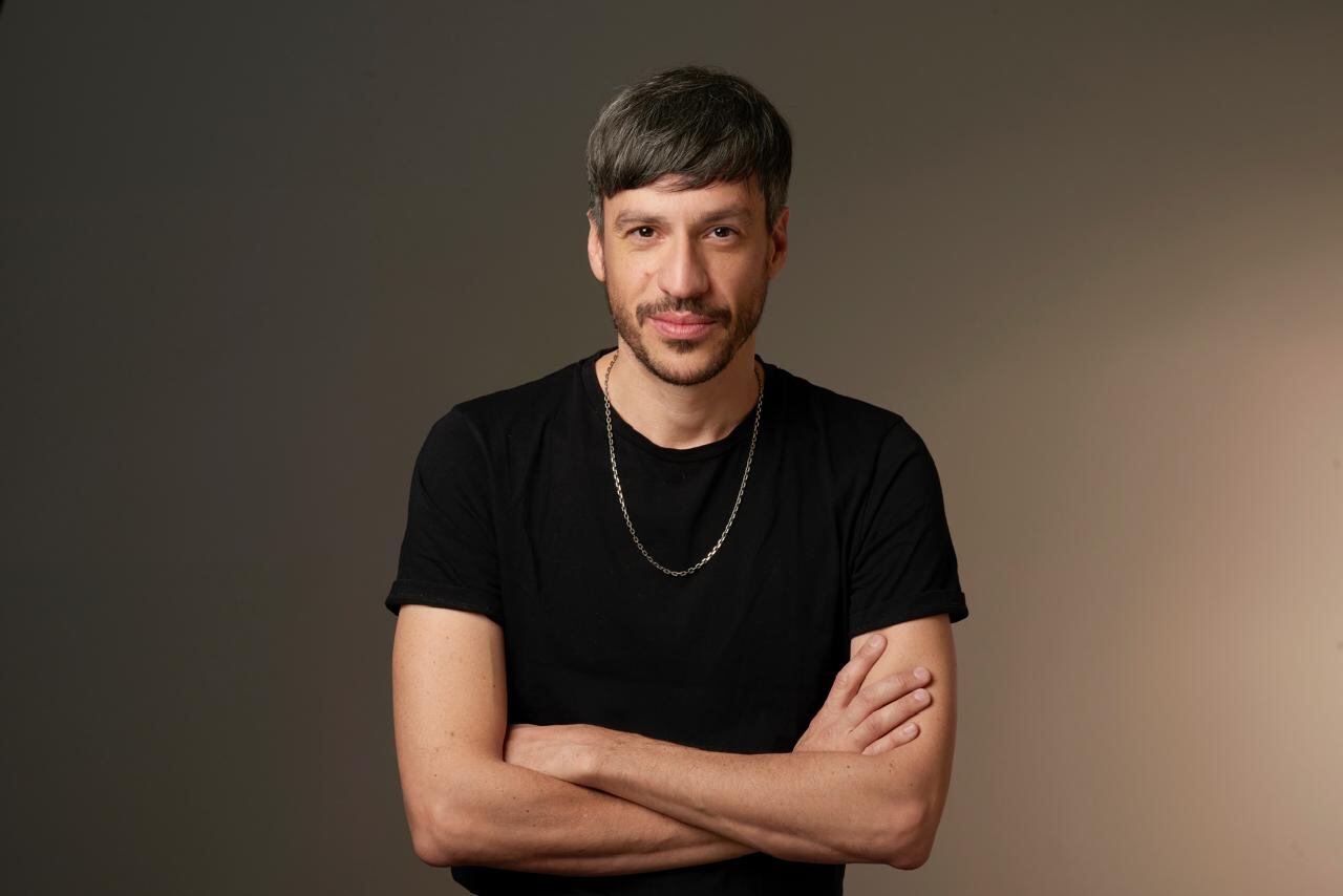 El autor conduce el programa “Narraciones Extraordinarias", que enlaza la literatura en la provincia.