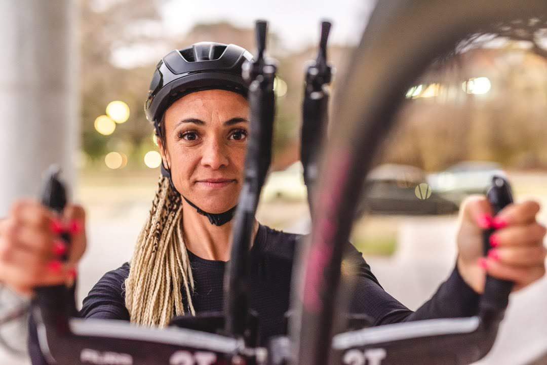 Yanina Minaglia y la bicicleta, una de las tres disciplinas del triatlón.