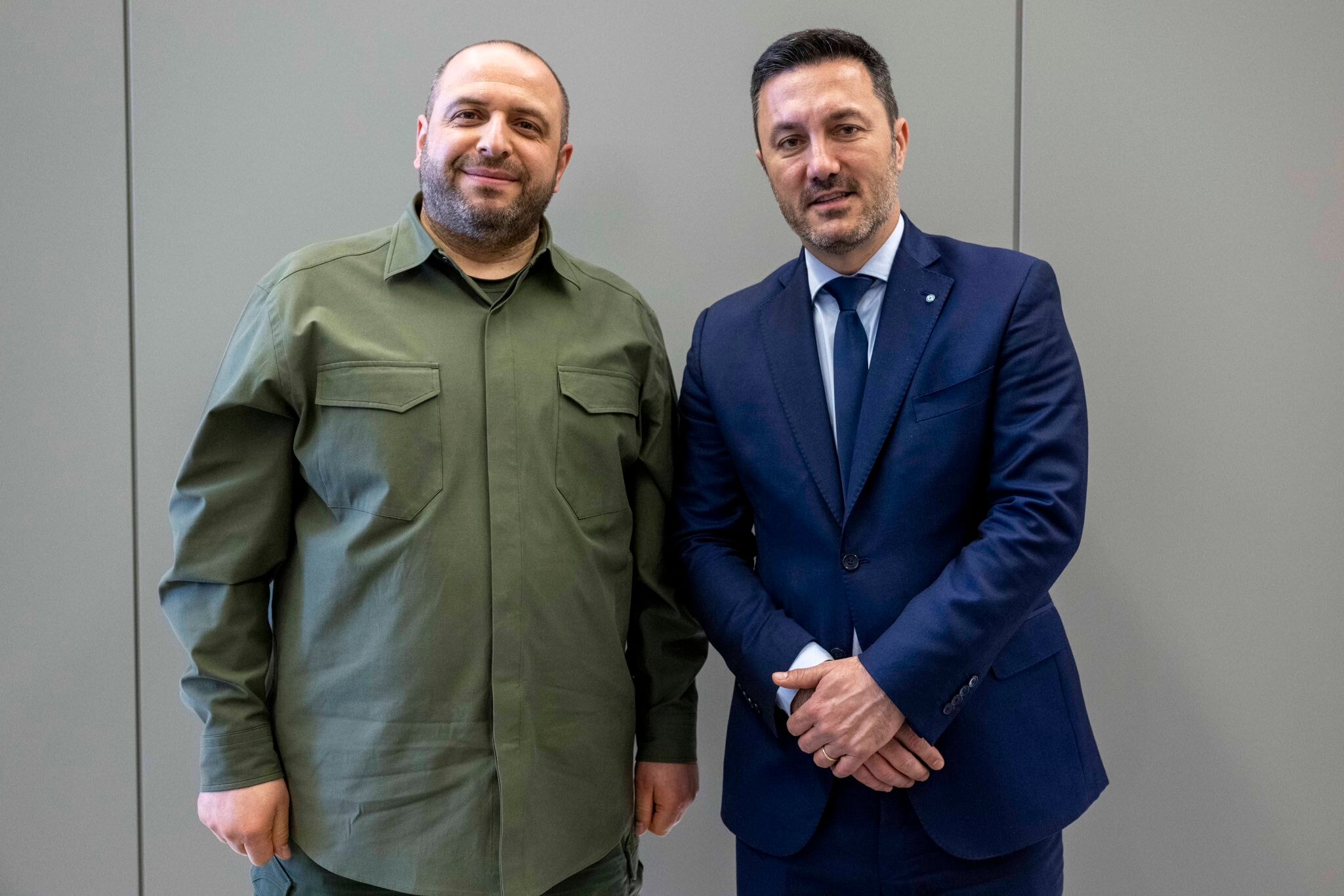 Luis Petri, ministro de Defensa de Argentina, con su par ucraniano, Rustem Umerov. Foto: Twitter