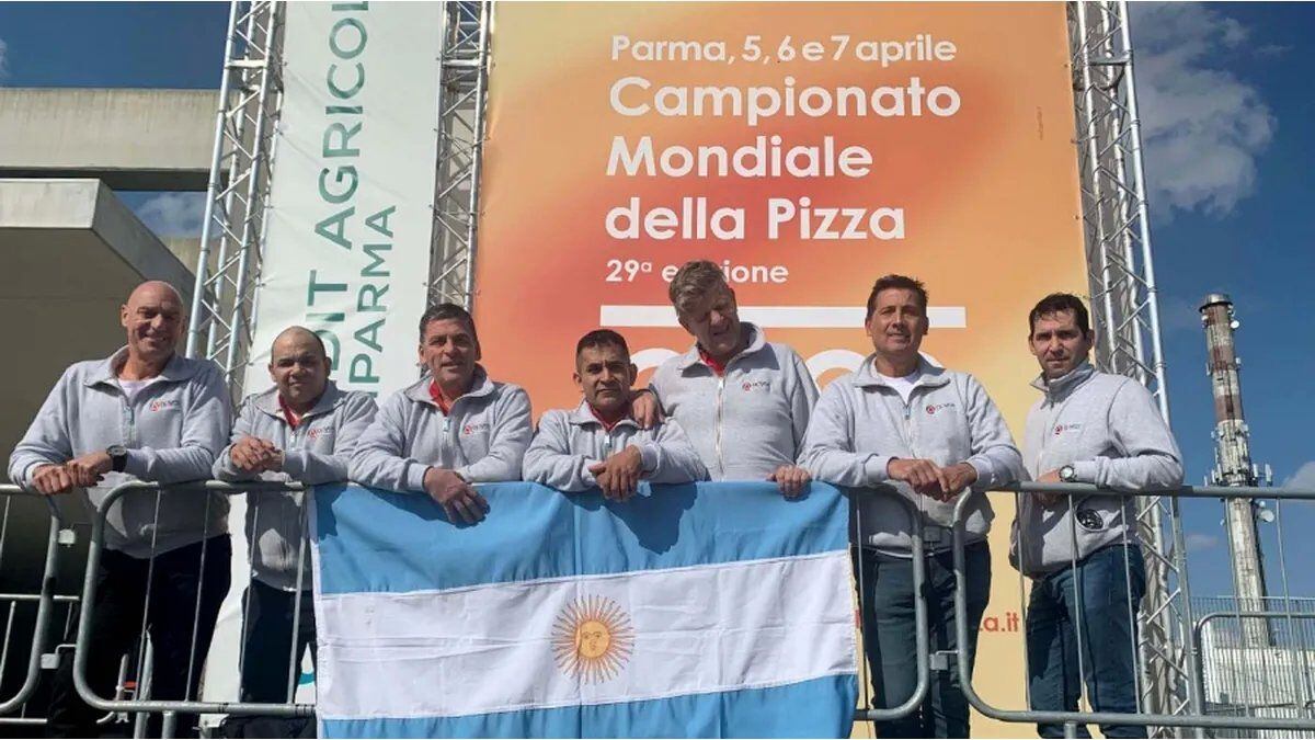 De la delegación formaron parte diez personas, entre ellos siete maestros pizzeros y tres colaboradores.(Foto: Apyce)