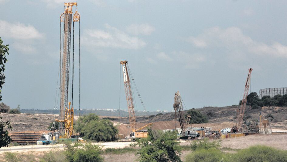 El muro se extenderá sobre los 64 kilómetros de la frontera; ya comenzó su construcción.