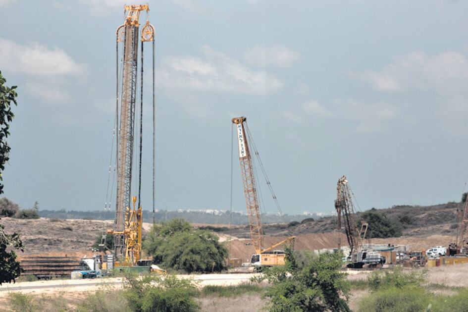 El muro se extenderá sobre los 64 kilómetros de la frontera; ya comenzó su construcción.