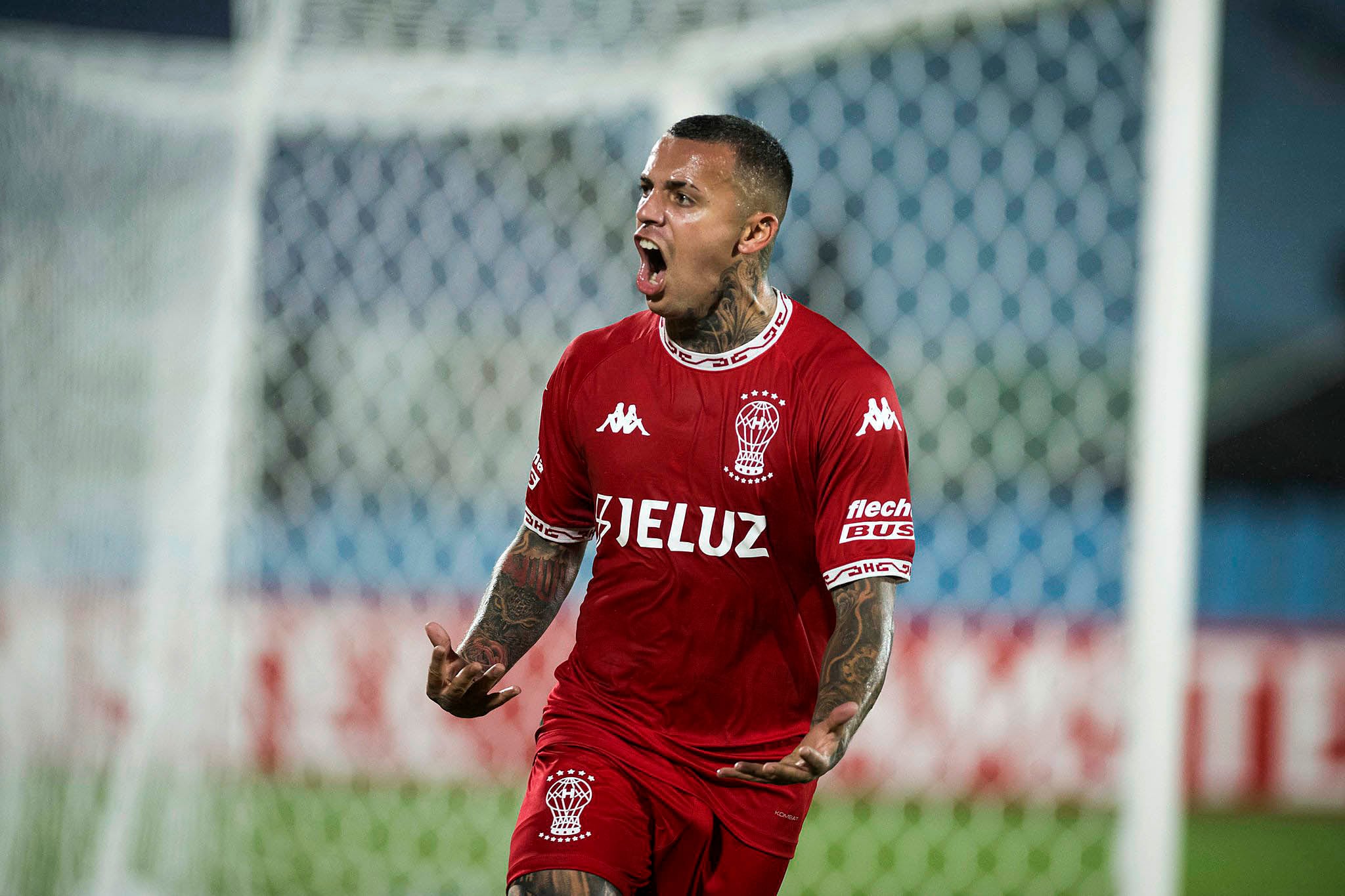 Urzi festeja el gol del empate de Huracán