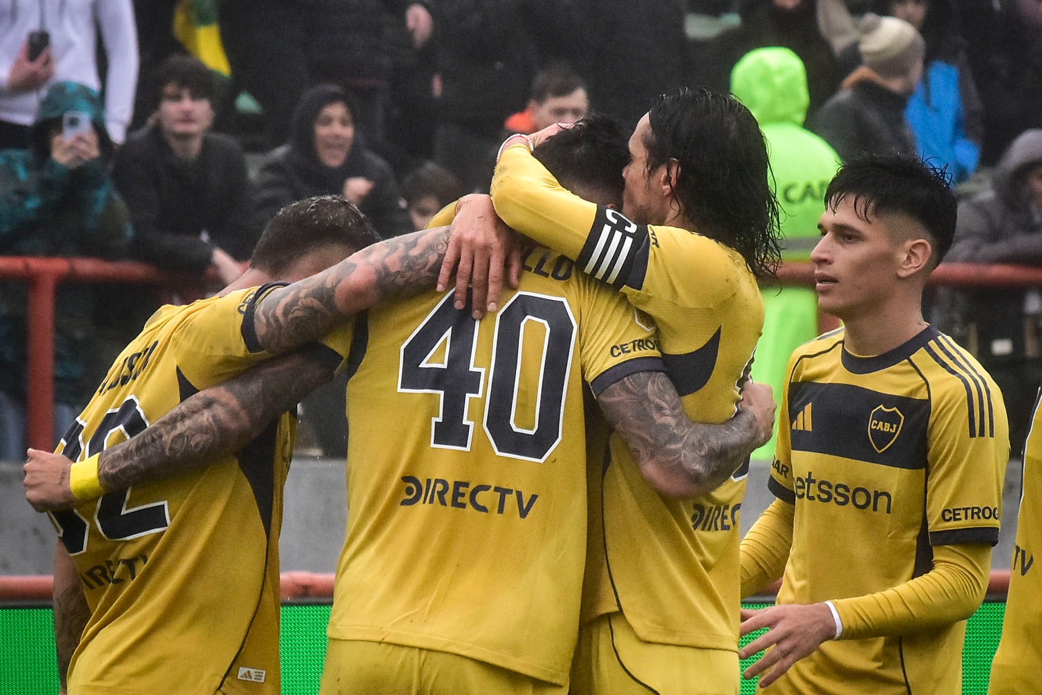 Di Lollo (40) es felicitado por sus compañeros por el gol